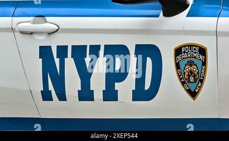 Voitures de police de croiseur de trafic NYPD garées sur le côté d'une rue à Brooklyn, New York City. Banque D'Images