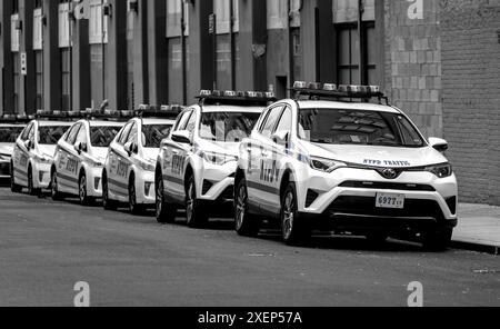 Voitures de police de croiseur de trafic NYPD garées sur le côté d'une rue à Brooklyn, New York City. Banque D'Images