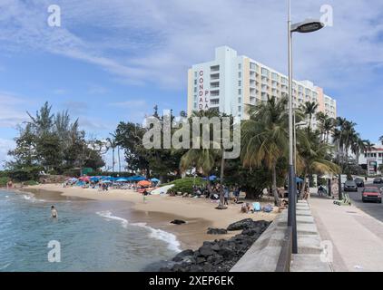 Hôtel Condado Plaza et plage tropicale vue depuis le pont Puente dos Hermanos dans le vieux San Juan Porto Rico. Banque D'Images