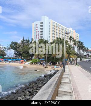 Hôtel Condado Plaza et plage tropicale vue depuis le pont Puente dos Hermanos dans le vieux San Juan Porto Rico. Banque D'Images