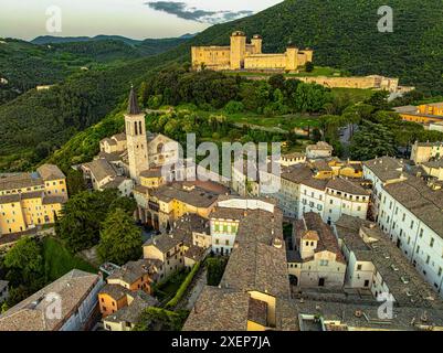 Vue aérienne de la ville médiévale de Spoleto avec la Rocca Albornoziana, le Duomo et les bâtiments historiques. Spoleto, province de Pérouse, Ombrie Banque D'Images