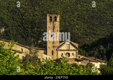 L'église de San Ponziano, saint patron de la ville, est située à la périphérie immédiate de Spoleto, à quelques mètres de l'église de San Salvatore. Banque D'Images