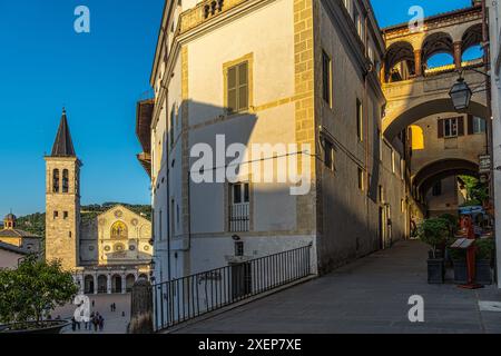 La cathédrale, l'architecture, les passages avec portiques et les rues étroites de la ville médiévale de Spoleto. Spoelto, Ombrie Banque D'Images