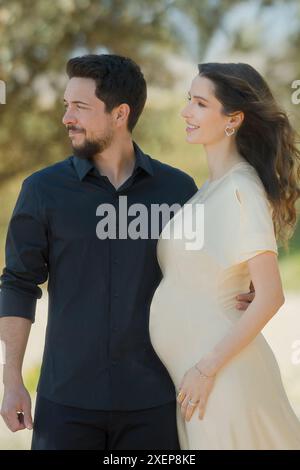 Amman, Jordanie. 15 mai 2024. Photo officielle non datée publiée par la Cour royale hachémite, du prince héritier Hussein bin Abdullah, avec sa femme enceinte, la princesse Rajwa Al Hussein, à l'occasion du 30e anniversaire du prince héritier, né le 28 juin 1994. Photo publiée, à Amman, Jordanie, le 28 juin 2024. Photo Balkis Press/ABACAPRESS. COM Credit : Abaca Press/Alamy Live News Banque D'Images