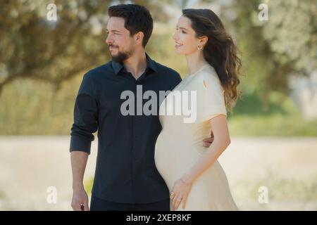 Amman, Jordanie. 15 mai 2024. Photo officielle non datée publiée par la Cour royale hachémite, du prince héritier Hussein bin Abdullah, avec sa femme enceinte, la princesse Rajwa Al Hussein, à l'occasion du 30e anniversaire du prince héritier, né le 28 juin 1994. Photo publiée, à Amman, Jordanie, le 28 juin 2024. Photo Balkis Press/ABACAPRESS. COM Credit : Abaca Press/Alamy Live News Banque D'Images