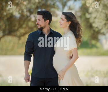 Amman, Jordanie. 15 mai 2024. Photo officielle non datée publiée par la Cour royale hachémite, du prince héritier Hussein bin Abdullah, avec sa femme enceinte, la princesse Rajwa Al Hussein, à l'occasion du 30e anniversaire du prince héritier, né le 28 juin 1994. Photo publiée, à Amman, Jordanie, le 28 juin 2024. Photo Balkis Press/ABACAPRESS. COM Credit : Abaca Press/Alamy Live News Banque D'Images