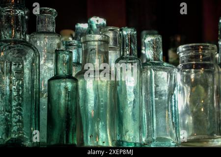 collection de bouteilles en verre vert vintage et antique Banque D'Images