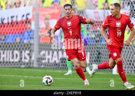 Robert Lewandowski (9 ans), de Pologne, et Przemyslaw Frankowski (19 ans), de Pologne, photographiés lors d'un match de football opposant les équipes nationales de France et de Pologne le troisième jour du groupe d de la phase de groupes du tournoi UEFA Euro 2024 , le mercredi 25 juin 2024 à Dortmund , Allemagne . PHOTO SPORTPIX | David Catry Banque D'Images