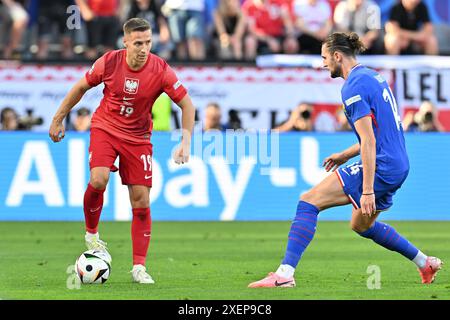 Dortmund, Allemagne. 25 juin 2024. Przemyslaw Frankowski (19 ans), de Pologne, et Adrien Rabiot (14 ans), de France, photographiés en action lors d’un match de football entre les équipes nationales de France et de Pologne, lors de la troisième journée du Groupe d dans la phase de groupes du tournoi UEFA Euro 2024, le mercredi 25 juin 2024 à Dortmund, Allemagne . Crédit : Sportpix/Alamy Live News Banque D'Images