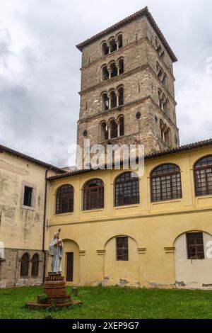 Le clocher de l'architecture carolingienne de l'abbaye bénédictine de Santa Maria di Farfa. Fara à Sabina, province de Rieti, Latium, Italie, Europe Banque D'Images