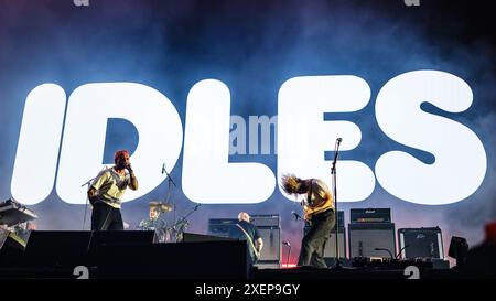Glastonbury, Royaume-Uni. 28 juin 2024. Le groupe de Bristol IDLES est en tête d'affiche de The Other Stage le vendredi soir lors du Glastonbury Festival 2024. Photo de Julie Edwards./Alamy Live News Banque D'Images