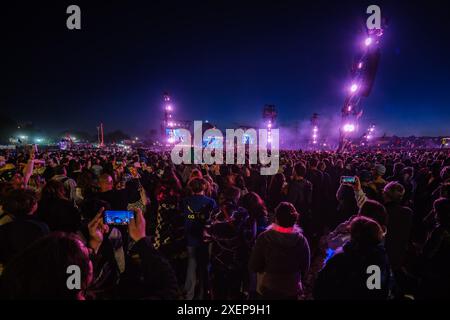 Glastonbury, Royaume-Uni. 28 juin 2024. La foule et l'atmosphère alors que Dua Lipa est en tête d'affiche de la Pyramid Stage vendredi soir lors du festival de Glastonbury 2024. Photo de Julie Edwards./Alamy Live News Banque D'Images