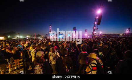 Glastonbury, Royaume-Uni. 28 juin 2024. La foule et l'atmosphère alors que Dua Lipa est en tête d'affiche de la Pyramid Stage vendredi soir lors du festival de Glastonbury 2024. Photo de Julie Edwards./Alamy Live News Banque D'Images
