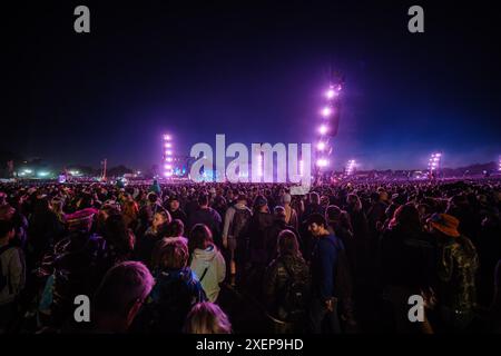 Glastonbury, Royaume-Uni. 28 juin 2024. La foule et l'atmosphère alors que Dua Lipa est en tête d'affiche de la Pyramid Stage vendredi soir lors du festival de Glastonbury 2024. Photo de Julie Edwards./Alamy Live News Banque D'Images