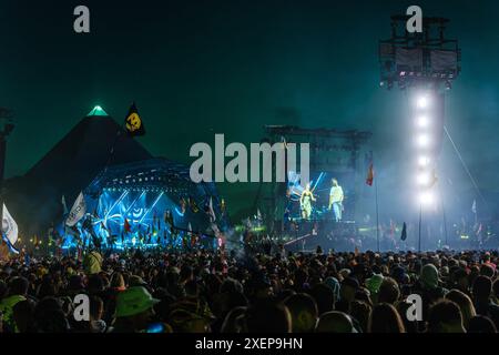 Glastonbury, Royaume-Uni. 28 juin 2024. La foule et l'atmosphère alors que Dua Lipa est en tête d'affiche de la Pyramid Stage vendredi soir lors du festival de Glastonbury 2024. Photo de Julie Edwards./Alamy Live News Banque D'Images