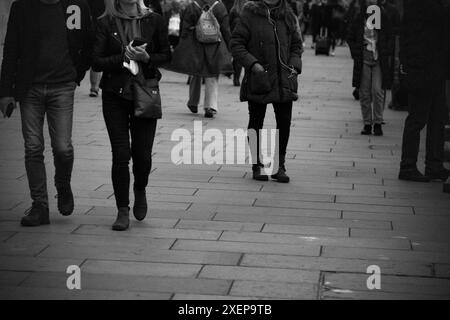 jambes des piétons et des acheteurs marchant le long du trottoir Banque D'Images