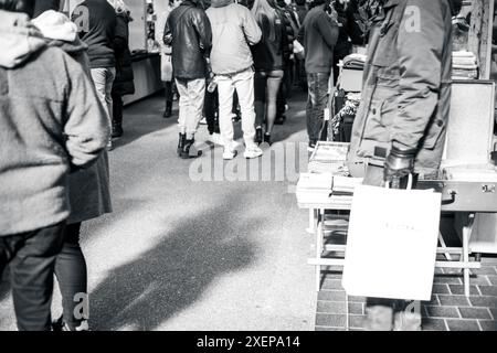 jambes des piétons et des acheteurs marchant le long du trottoir Banque D'Images