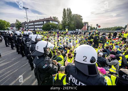 Ausschreitungen im Vorfeld des AFD Parteitags in Essen, Demonstranten besetzten eine Brücke über die Autobahn A52, um den AFD Delegierten den Weg zur Grugahalle zu versperren, Essen, NRW, Deutschland Demo AFD Parteitag *** émeutes à l'approche de la conférence du parti AFD à Essen, des manifestants ont occupé un pont sur l'autoroute A52 pour bloquer le chemin des délégués de l'AFD vers la conférence de Grugahalle, Essen, NRW, Allemagne Demo AFD Banque D'Images