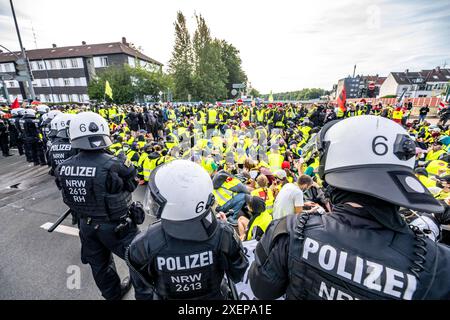 Ausschreitungen im Vorfeld des AFD Parteitags in Essen, Demonstranten besetzten eine Brücke über die Autobahn A52, um den AFD Delegierten den Weg zur Grugahalle zu versperren, Essen, NRW, Deutschland Demo AFD Parteitag *** émeutes à l'approche de la conférence du parti AFD à Essen, des manifestants ont occupé un pont sur l'autoroute A52 pour bloquer le chemin des délégués de l'AFD vers la conférence de Grugahalle, Essen, NRW, Allemagne Demo AFD Banque D'Images