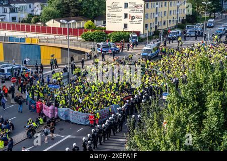 Ausschreitungen im Vorfeld des AFD Parteitags in Essen, Demonstranten besetzten eine Brücke über die Autobahn A52, um den AFD Delegierten den Weg zur Grugahalle zu versperren, Essen, NRW, Deutschland Demo AFD Parteitag *** émeutes à l'approche de la conférence du parti AFD à Essen, des manifestants ont occupé un pont sur l'autoroute A52 pour bloquer le chemin des délégués de l'AFD vers la conférence de Grugahalle, Essen, NRW, Allemagne Demo AFD Banque D'Images