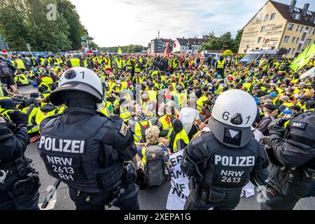 Ausschreitungen im Vorfeld des AFD Parteitags in Essen, Demonstranten besetzten eine Brücke über die Autobahn A52, um den AFD Delegierten den Weg zur Grugahalle zu versperren, Essen, NRW, Deutschland Demo AFD Parteitag *** émeutes à l'approche de la conférence du parti AFD à Essen, des manifestants ont occupé un pont sur l'autoroute A52 pour bloquer le chemin des délégués de l'AFD vers la conférence de Grugahalle, Essen, NRW, Allemagne Demo AFD Banque D'Images