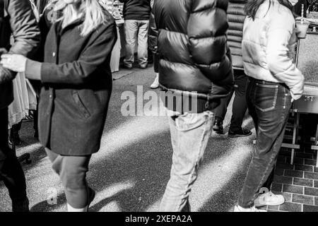 jambes des piétons et des acheteurs marchant le long du trottoir Banque D'Images