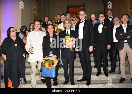 Vladimir Jurowski Bayerische Staatsoper général Musik Direktor Kent Nagano dirigeant Markus Blume Ministre fuer Wissenschafts Kunst Serge Dorny Bayerische Staatsoper intendant Laurent Hilaire Bayerische Staatsoper Ballett Direktor mit ensemble Muenchen 28.06.2024 Muenchner Opernfestspiele Allerheiligen Hofkirche der Residenz-Empfang Bayerische Staatsoper Premiere von le Grand Macabre Muenchen *** Vladimir Jurowski Opéra général de Bavière Directeur musical Kent Nagano Chef d'orchestre Markus Blume Ministre pour les arts scientifiques Serge Dorny Opéra d'État de Bavière Directeur artistique Laurent Hilaire Bavarian St. Banque D'Images