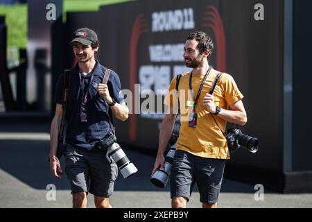 Spielberg, Autriche. 29 juin 2024. Antonin Gooden (à gauche) et Florent Vincent (à droite), photographes super stars de DPPI, portrait lors du Grand Prix d'Autriche de formule 1 Qatar Airways 2024, 11ème manche du Championnat du monde de formule 1 2024 du 28 au 30 juin 2024 sur le Red Bull Ring, à Spielberg, Autriche - photo Xavi Bonilla/DPPI crédit : DPPI Media/Alamy Live News Banque D'Images