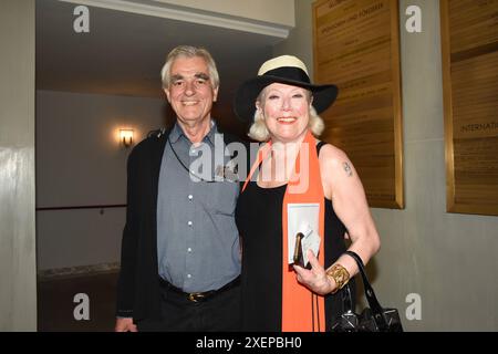 Dr Karsten Temme Susanne Wiebe Modedesignerin Muenchen 28.06.2024 Bayerische Staatsoper Muenchner Opernfestspiele Premiere von le Grand Macabre Muenchen *** Dr Karsten Temme Susanne Wiebe styliste Munich 28 06 2024 Bavarian State Opera Festival Munich première du Grand Macabre Munich Banque D'Images