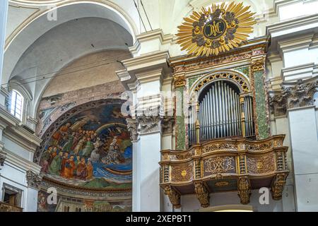 L'orgue doré et baroque avec l'abside décorée de fresques dans la cathédrale de Santa Maria Assunta, cathédrale de Spoleto. Spoleto, province de Pérouse, Ombrie Banque D'Images