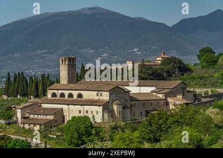 Panorama de l'église de San Ponziano et du complexe monastique. Spoleto, province de Pérouse, Ombrie, Italie, Europe Banque D'Images