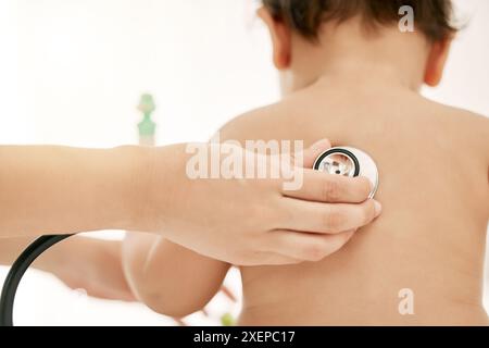 Pédiatre, dos de bébé et stéthoscope pour les soins de santé, le développement et le test respiratoire en clinique. Enfant nourrisson, médecin et écouter les poumons pour la croissance Banque D'Images