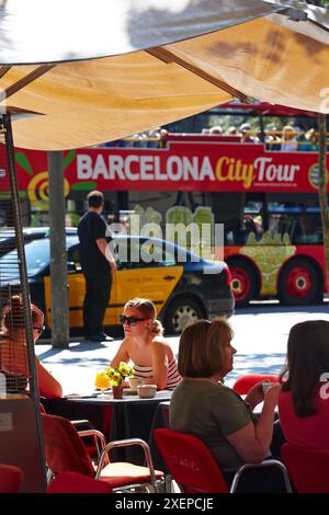 Bus touristique, Plaça Catalunya. Barcelone. Catalogne. Espagne. Banque D'Images