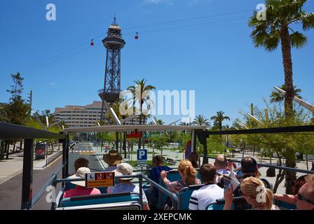 Bus touristique, téléphérique de Montjuic, Barcelone. Catalogne. Espagne. Banque D'Images