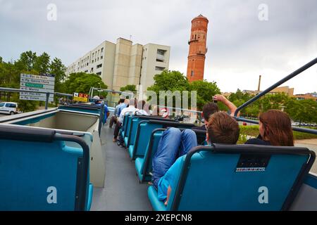 Bus touristique Torre de les Aigües del Besos. Poblenou. Barcelone. Catalogne. Espagne. Banque D'Images