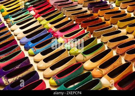 Magasin de chaussures. Chaussures plates. Ballerines. Barcelone. Catalogne. Espagne. Banque D'Images