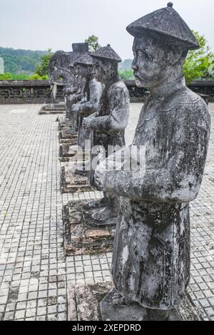Hue, Vietnam - 6 février 2024 : figures gardiennes au mausolée de l'empereur Khai Dinh, à Hue, Vietnam Banque D'Images