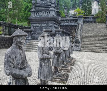 Hue, Vietnam - 6 février 2024 : figures gardiennes au mausolée de l'empereur Khai Dinh, à Hue, Vietnam Banque D'Images