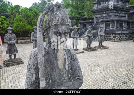 Hue, Vietnam - 6 février 2024 : figures gardiennes au mausolée de l'empereur Khai Dinh, à Hue, Vietnam Banque D'Images