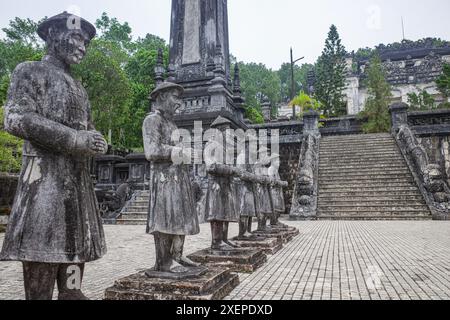 Hue, Vietnam - 6 février 2024 : figures gardiennes au mausolée de l'empereur Khai Dinh, à Hue, Vietnam Banque D'Images