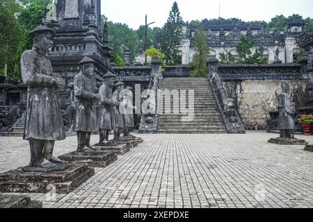 Hue, Vietnam - 6 février 2024 : figures gardiennes au mausolée de l'empereur Khai Dinh, à Hue, Vietnam Banque D'Images