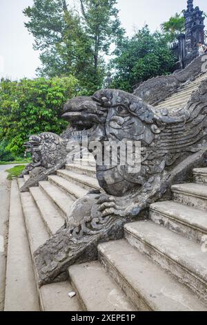 Hue, Vietnam - 6 février 2024 : escalier en pierre menant au mausolée de l'empereur Khai Dinh à Hue, Vietnam Banque D'Images