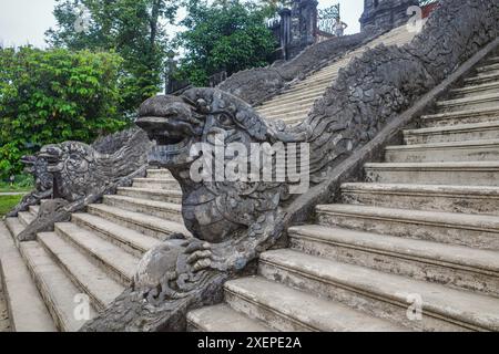 Hue, Vietnam - 6 février 2024 : escalier en pierre menant au mausolée de l'empereur Khai Dinh à Hue, Vietnam Banque D'Images