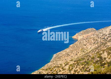 Sifnos, Grèce - 12 septembre 2018 : entrée en mer de Kamares, le port principal de l'île de Sifnos. Cyclades, Grèce Banque D'Images