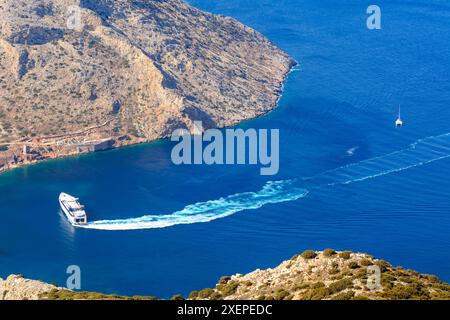 Sifnos, Grèce - 12 septembre 2018 : ferry Speed ​​Runner III dans le port de la ville de Kamares à Sifnos. Grèce Banque D'Images