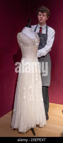 Christie’s, Londres, Royaume-Uni. 28 juin 2024. Classic week englobe l'art de l'Antiquité au 20ème siècle, alors que Classic week revient à Londres avec six ventes aux enchères live du 2-10 juillet d'art et d'objets extraordinaires. La vente exceptionnelle du 2 juillet : une robe de demoiselle d'honneur royale par Norman Hartnell, 1947 du mariage de S.M. la reine Elizabeth II et S.A.R. le duc d'Édimbourg, estimation : £30,000-50,000. La seule robe de demoiselle d'honneur à venir au marché, elle a été portée par la regrettée Lady Elizabeth Longman (née Lambart), une amie d'enfance de la défunte Reine. Crédit : Malcolm Park/Alamy Live News Banque D'Images