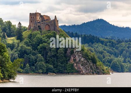 Ruines restaurées du château à Czorsztyn au bord du lac, attraction touristique, place Instagram en Pologne Banque D'Images