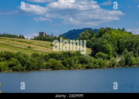 Ruines restaurées du château à Czorsztyn au bord du lac, attraction touristique, place Instagram en Pologne Banque D'Images