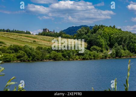 Ruines restaurées du château à Czorsztyn au bord du lac, attraction touristique, place Instagram en Pologne Banque D'Images