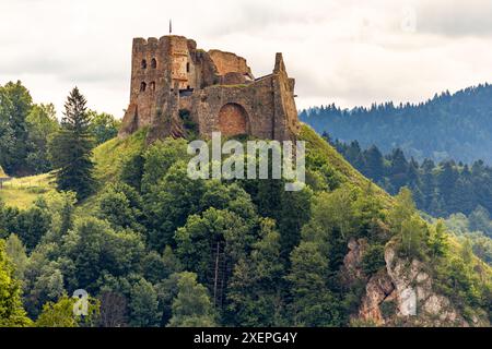 Ruines restaurées du château à Czorsztyn au bord du lac, attraction touristique, place Instagram en Pologne Banque D'Images